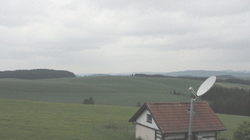 Jakie są zalety telewizji satelitarnej w porównaniu do telewizji naziemnej?