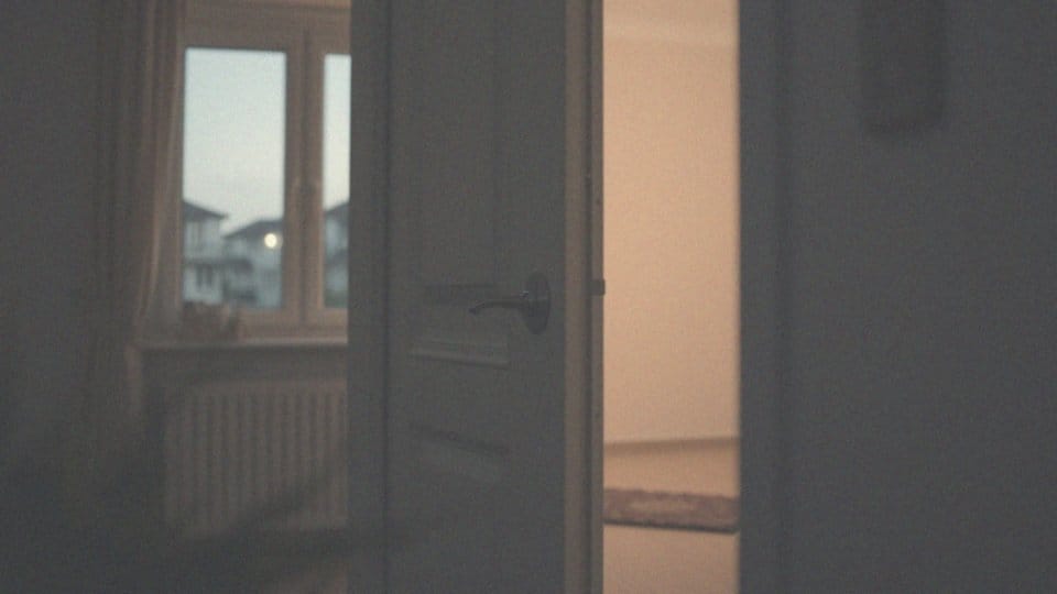 Czy 14-letnie dziecko może zostać samo w domu na noc? Wskazówki dla rodziców